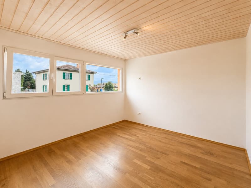 Villetta a schiera di testa con ampio giardino a Ligornetto (4)