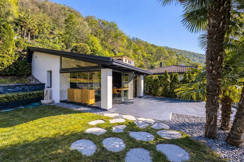 Splendida villa di lusso vista lago con piscina e darsena (23)