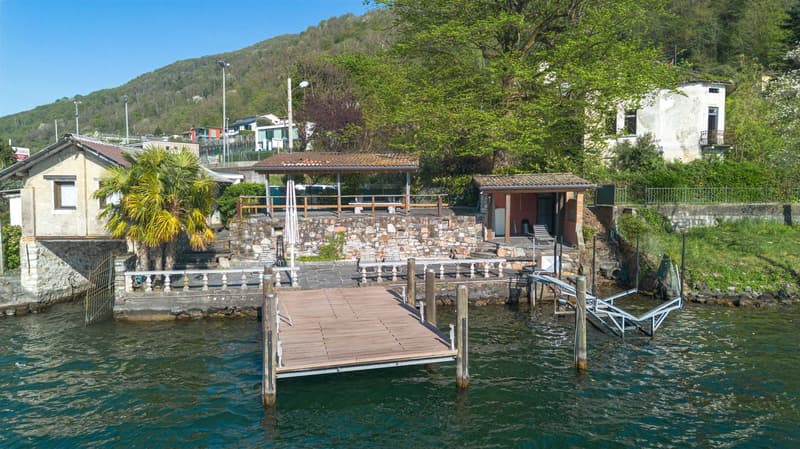 Splendida villa di lusso vista lago con piscina e darsena (24)