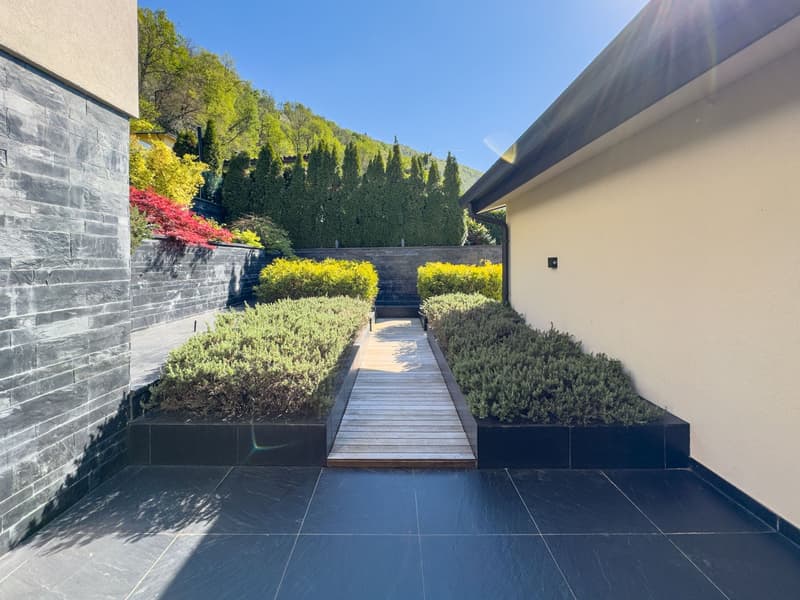 Splendida villa di lusso vista lago con piscina e darsena (21)