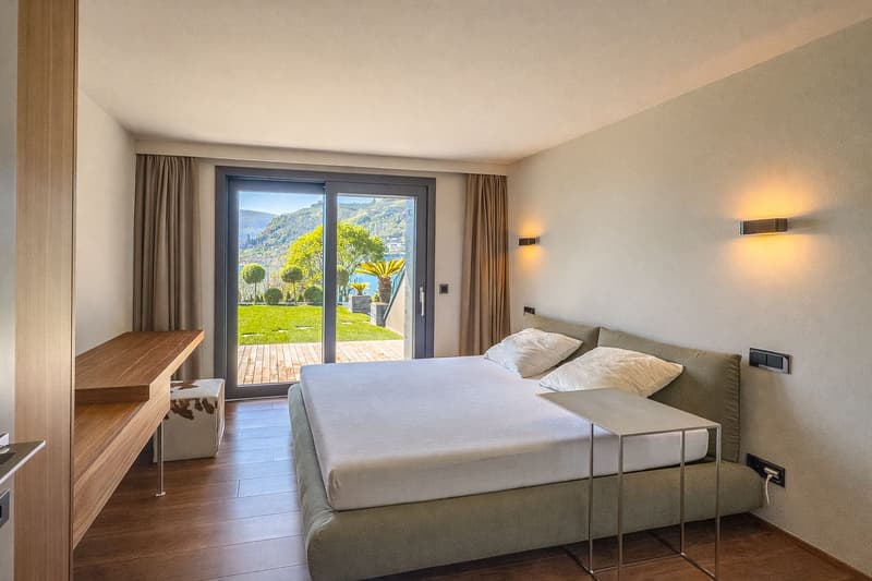Splendida villa di lusso vista lago con piscina e darsena (8)