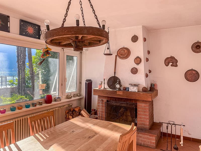 Villa direttamente sul lago con posti barca privati (9)