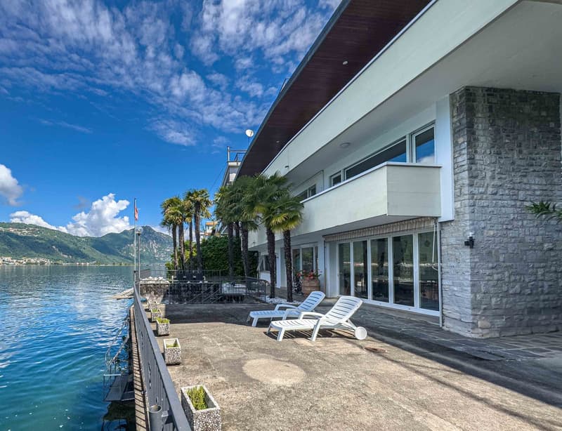 Villa direttamente sul lago con posti barca privati (11)