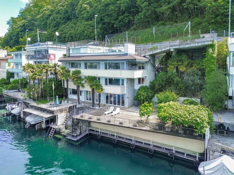 Villa direttamente sul lago con posti barca privati (15)
