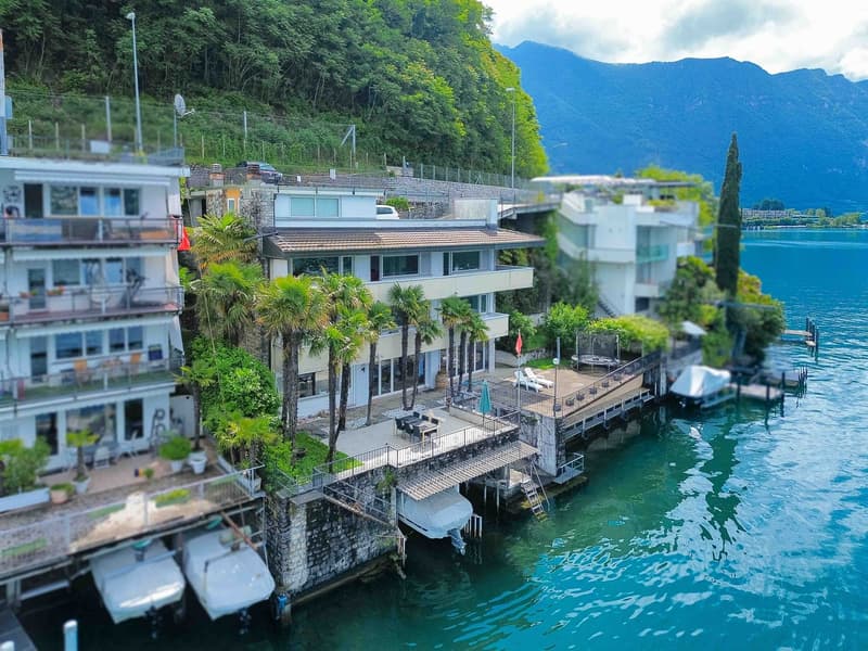 Villa direttamente sul lago con posti barca privati (1)