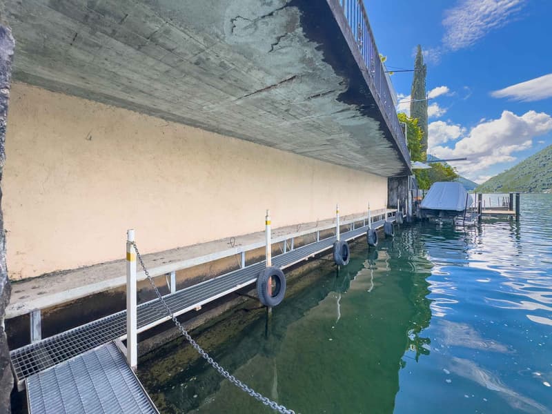 Villa direttamente sul lago con posti barca privati (14)