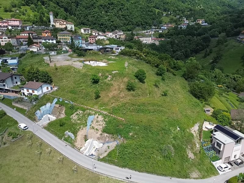 Terreno edificabile con licenza per 4 case unifamiliari ad Arogno (1)