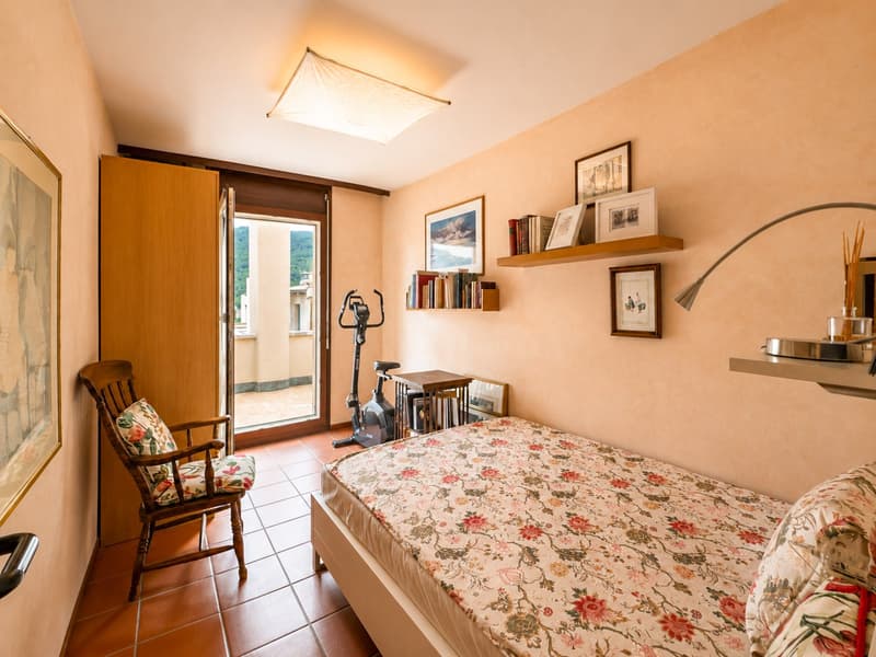 Villetta a schiera di testa con vista aperta a Vezia (5)