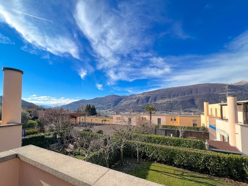 Villetta a schiera di testa con vista aperta a Vezia (9)