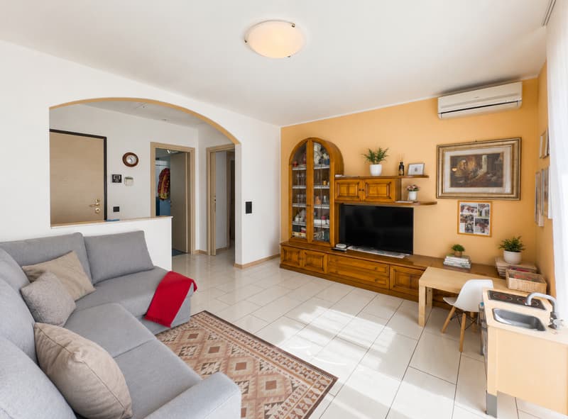 Casa bifamiliare con grande giardino a Morbio Inferiore (6)