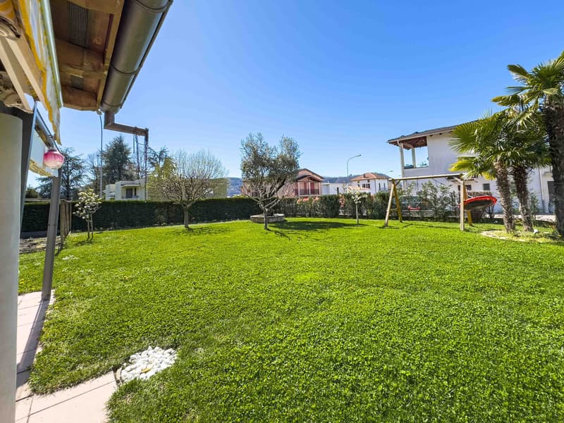 Casa bifamiliare con grande giardino a Morbio Inferiore (13)