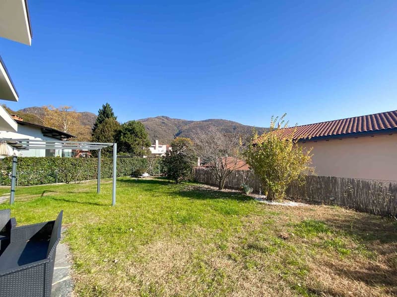 Grande casa con giardino e vista aperta (6)