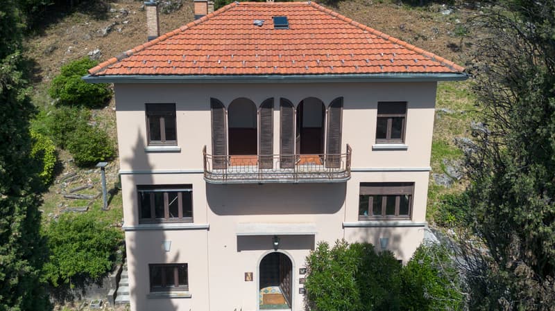 Villa d’epoca con possibilità edificatoria ad Arzo (1)