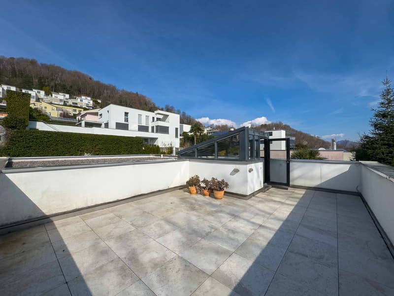 Moderna villa con piscina interna a Collina d’Oro (13)