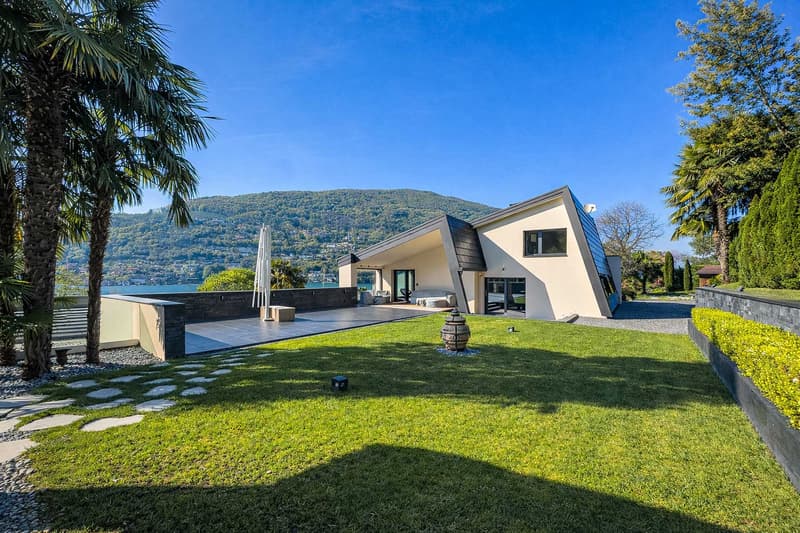 Splendida villa di lusso vista lago con piscina e darsena (22)