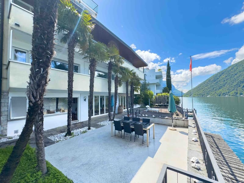 Villa direttamente sul lago con posti barca privati (13)