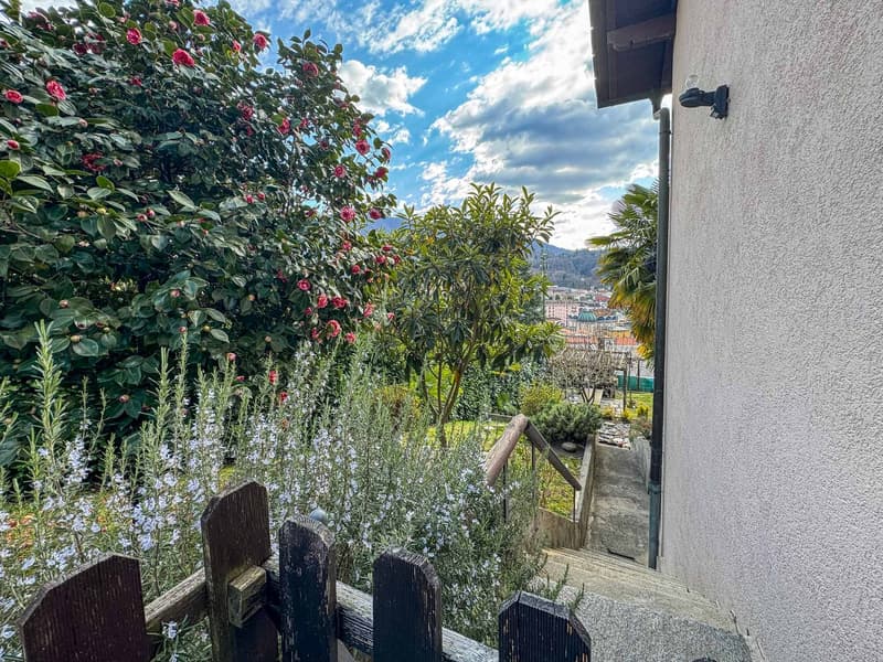 Casa con tre appartamenti vista lago a Ponte Tresa (8)