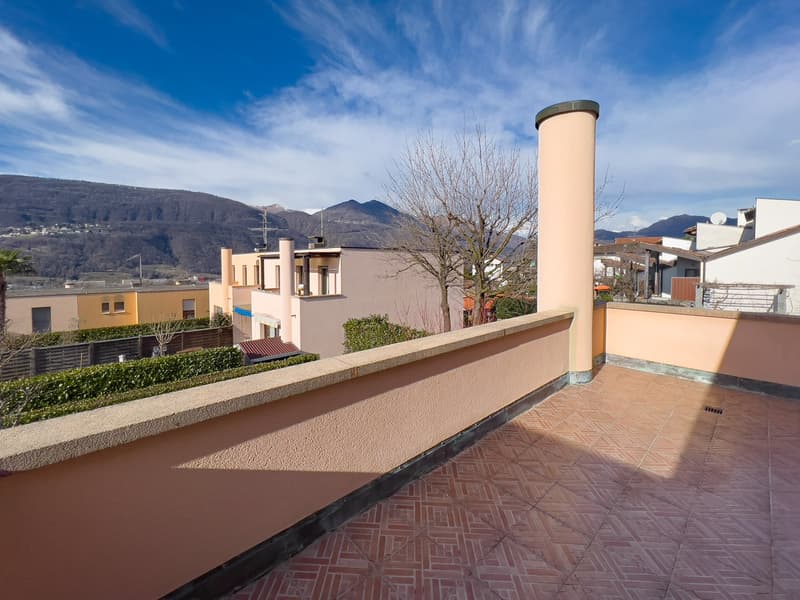 Villetta a schiera di testa con vista aperta a Vezia (8)