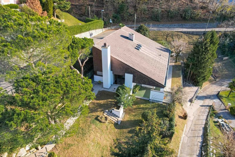 Villa con ampio giardino e vista aperta a Morbio Superiore (1)