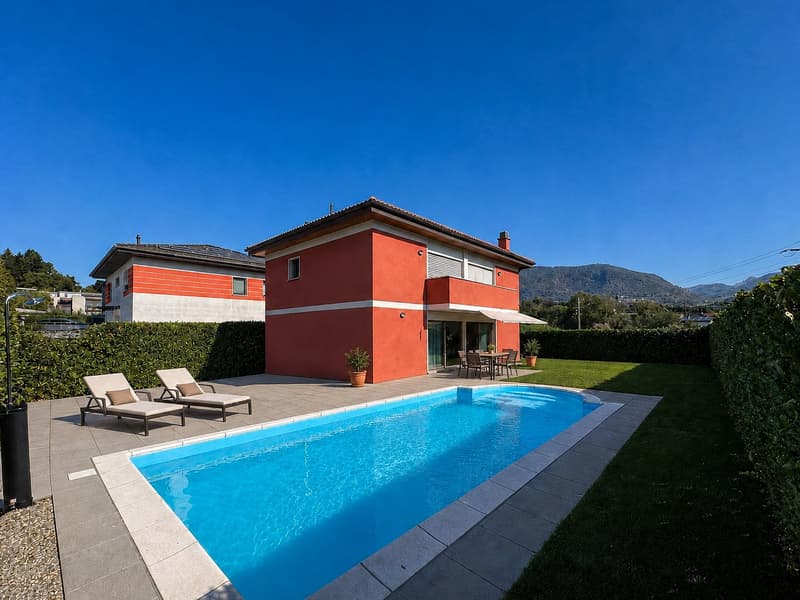 Casa unifamiliare con giardino e piscina (9)