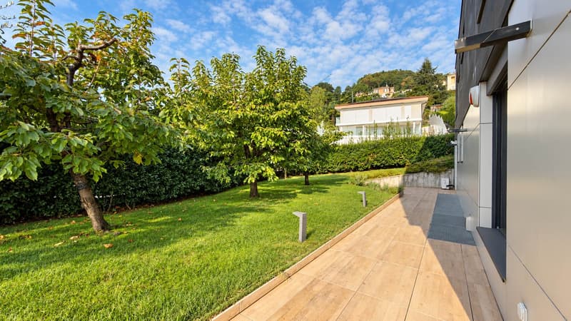 Elegante e prestigioso appartamento con giardino a Porza (15)