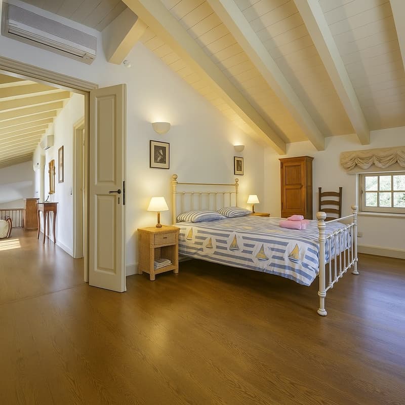 Villa élégante avec beau parc et piscine privée dans un emplacement calme et ensoleillé (12)