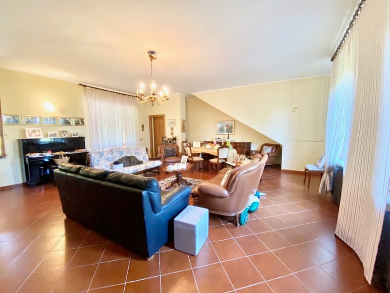 Casa di campagna molto curata in posizione tranquilla e soleggiata a sud con grande terreno (3)