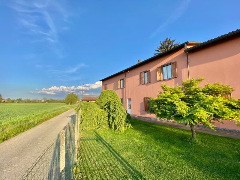 Casa di campagna molto curata in posizione tranquilla e soleggiata a sud con grande terreno (25)