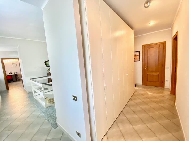 Casa di campagna molto curata in posizione tranquilla e soleggiata a sud con grande terreno (16)