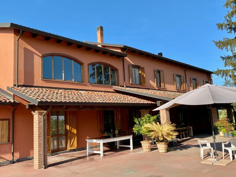 Casa di campagna molto curata in posizione tranquilla e soleggiata a sud con grande terreno (18)