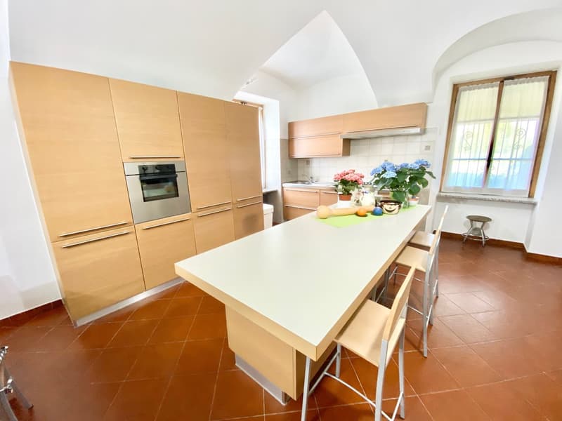 Casa di campagna molto curata in posizione tranquilla e soleggiata a sud con grande terreno (6)