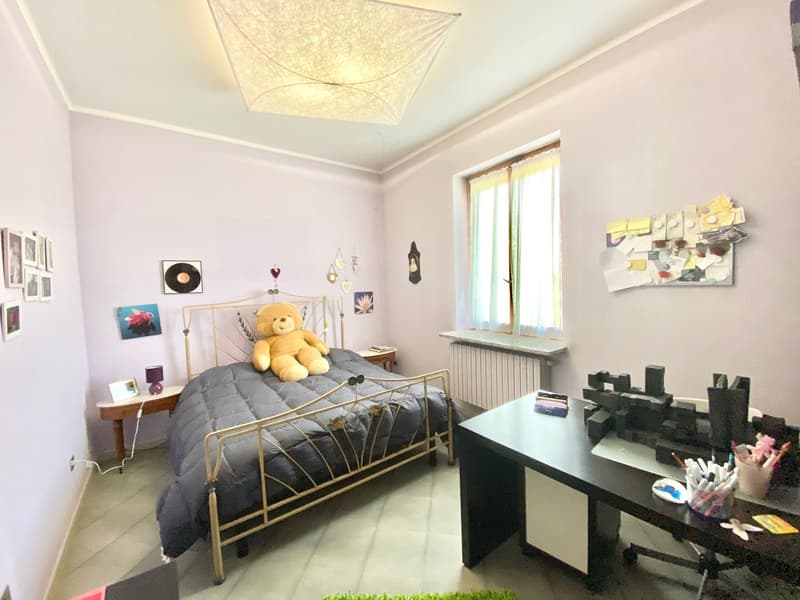 Casa di campagna molto curata in posizione tranquilla e soleggiata a sud con grande terreno (11)
