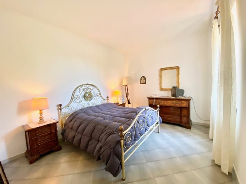 Casa di campagna molto curata in posizione tranquilla e soleggiata a sud con grande terreno (9)