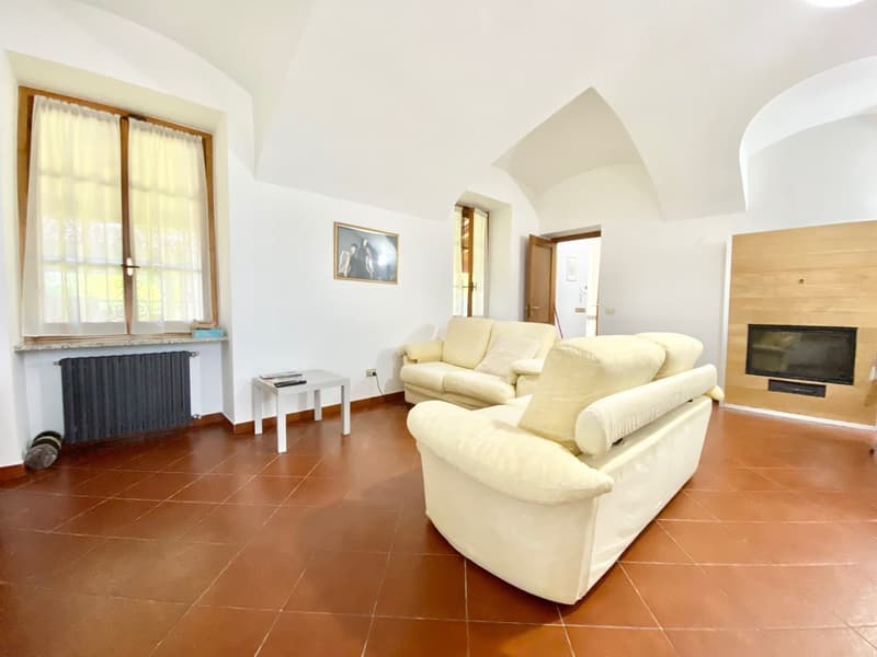 Casa di campagna molto curata in posizione tranquilla e soleggiata a sud con grande terreno (7)