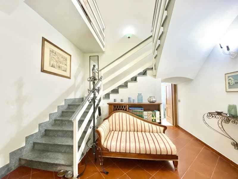 Casa di campagna molto curata in posizione tranquilla e soleggiata a sud con grande terreno (8)