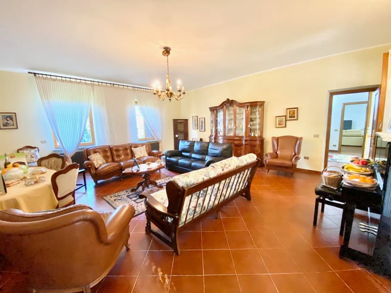 Casa di campagna molto curata in posizione tranquilla e soleggiata a sud con grande terreno (4)