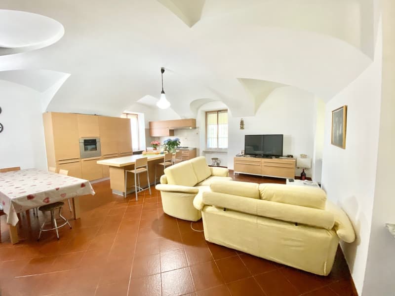 Casa di campagna molto curata in posizione tranquilla e soleggiata a sud con grande terreno (5)