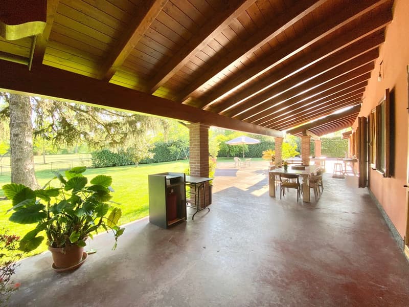 Casa di campagna molto curata in posizione tranquilla e soleggiata a sud con grande terreno (17)