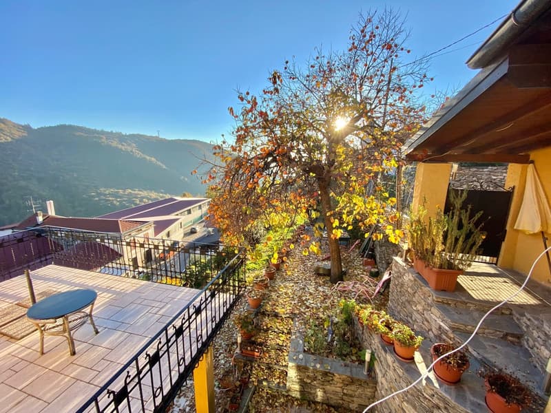 Grande maison de village rénovée dans un endroit calme et ensoleillé avec vue sur le lac (18)
