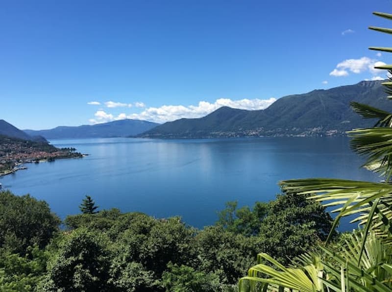 Villa de rêve luxueuse dans un emplacement calme et ensoleillé au sud avec piscine privée et vue imprenable sur le lac (18)