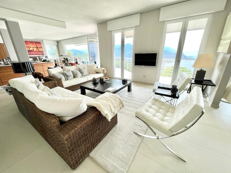 Villa de rêve luxueuse dans un emplacement calme et ensoleillé au sud avec piscine privée et vue imprenable sur le lac (2)