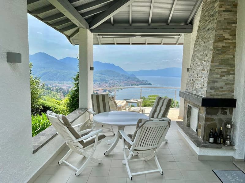 Villa de rêve luxueuse dans un emplacement calme et ensoleillé au sud avec piscine privée et vue imprenable sur le lac (11)