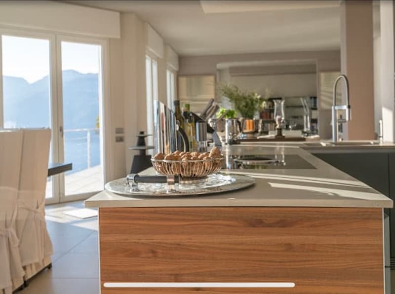 Villa de rêve luxueuse dans un emplacement calme et ensoleillé au sud avec piscine privée et vue imprenable sur le lac (6)