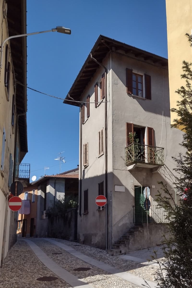 Sehr gepflegte Wohnung im Zentrum von Brezzo di Bedero mit Garten in ruhiger und sonniger Lage (1)