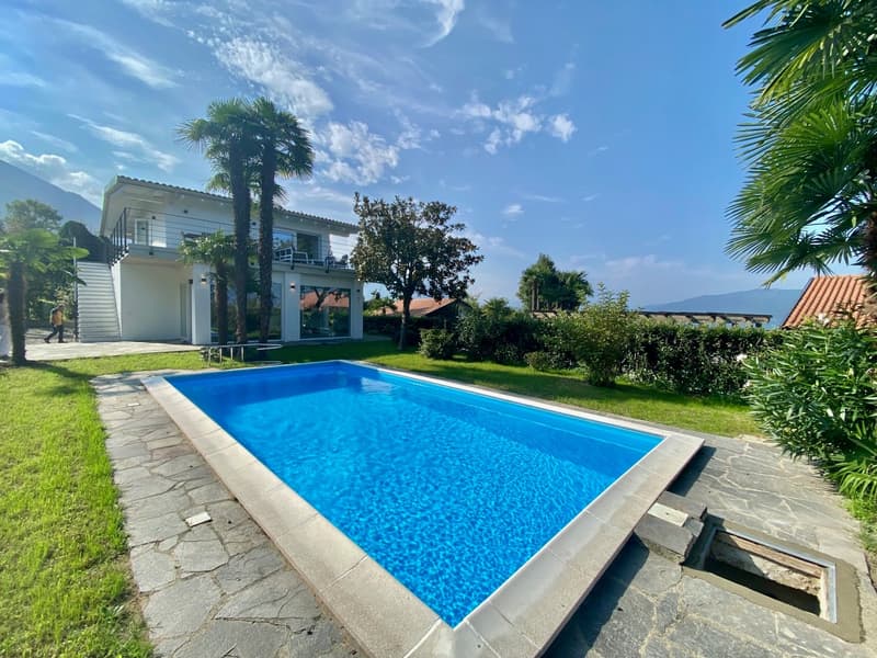 Komplett sanierte Highclass-Luxus-Villa in ruhiger und sonniger Lage mit Pool und Traumseeblick (1)