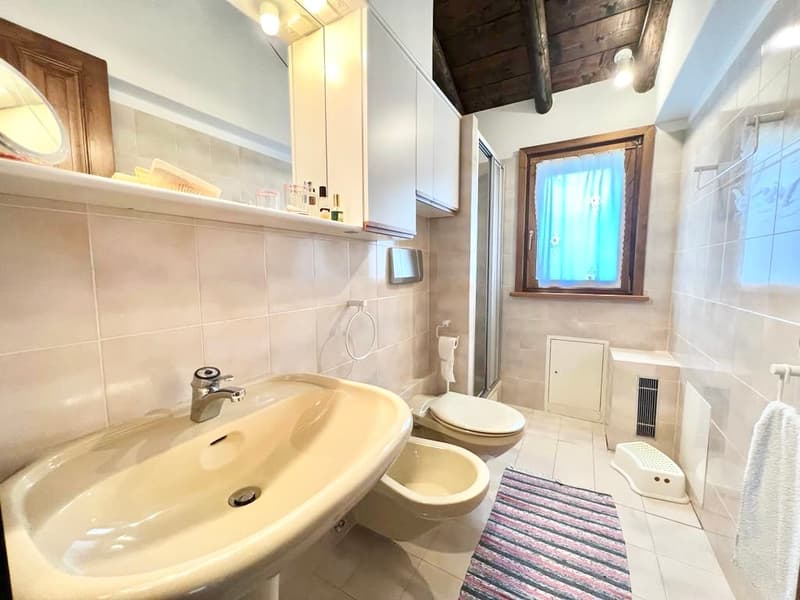 3 rusticos rénovés dans un endroit calme et ensoleillé avec vue imprenable sur le lac Majeur (10)