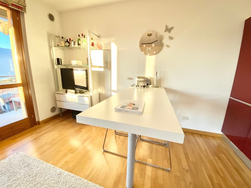 Très beau 2-pièces appartement d'angle avec terrasse et piscine chauffée au solaire avec vue imprenable sur le lac (5)