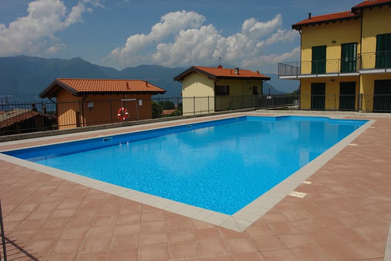 Très beau 2-pièces appartement d'angle avec terrasse et piscine chauffée au solaire avec vue imprenable sur le lac (11)
