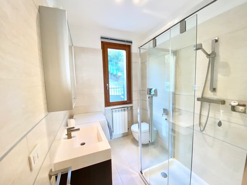 Très beau 2-pièces appartement d'angle avec terrasse et piscine chauffée au solaire avec vue imprenable sur le lac (9)