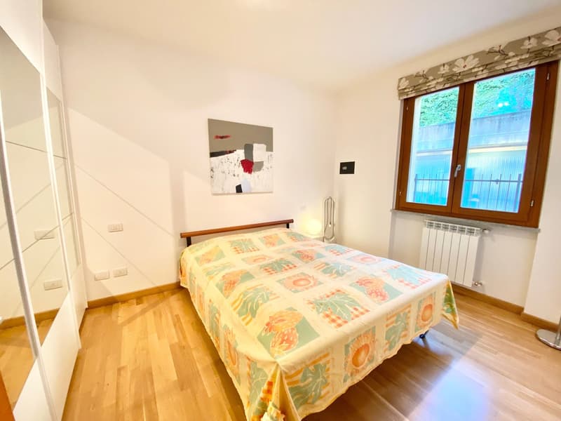 Très beau 2-pièces appartement d'angle avec terrasse et piscine chauffée au solaire avec vue imprenable sur le lac (7)